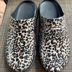 Oofos Recovery clogs like new